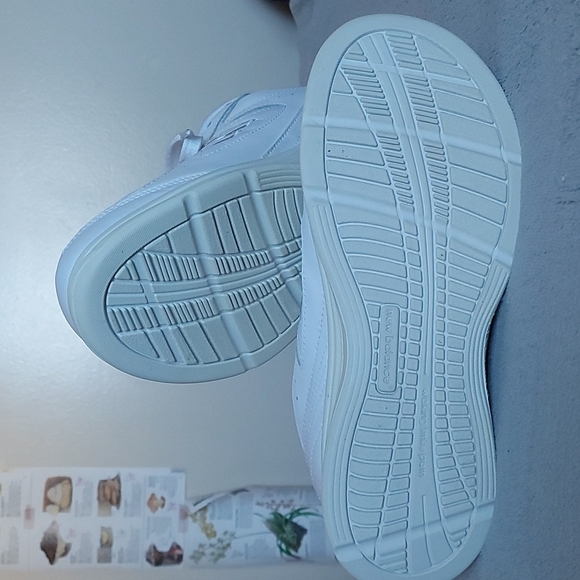 White New Balance shoes - Picture 3 of 4